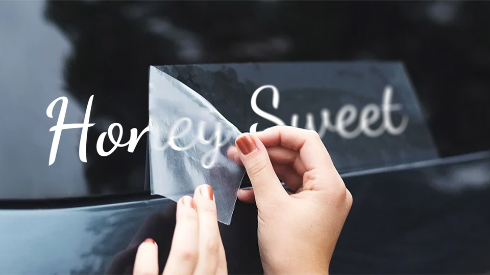 'Honey Sweet' car window lettering in the installation process