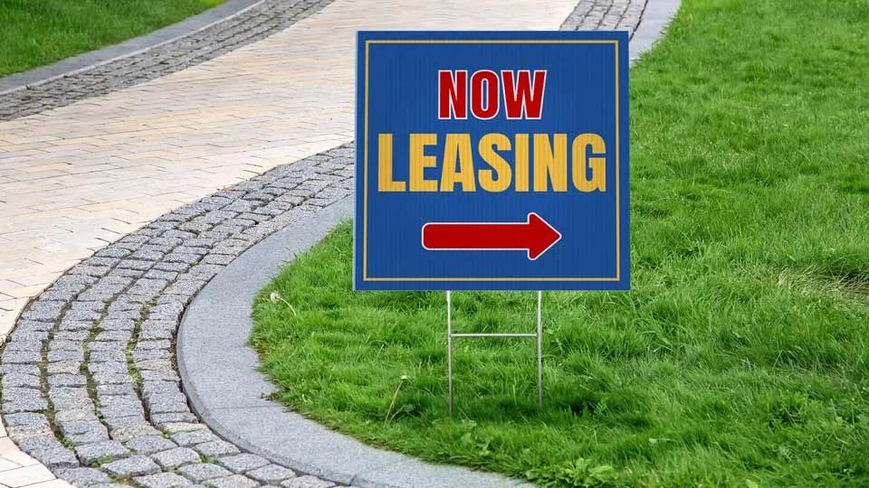 Directional For Lease sign reading Now Leasing with a directional arrow pointed to the right.