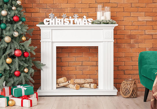 Christmas decor on mantelpiece Christmas-decor-on-mantelpiece