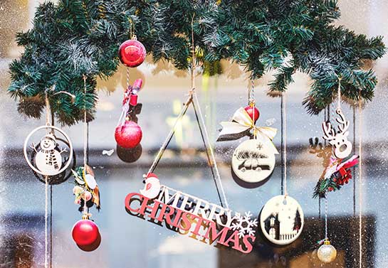 Hanging-window-Christmas-decors