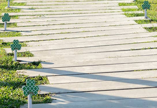 St. Patrick's Day shamrock yard decoration idea St