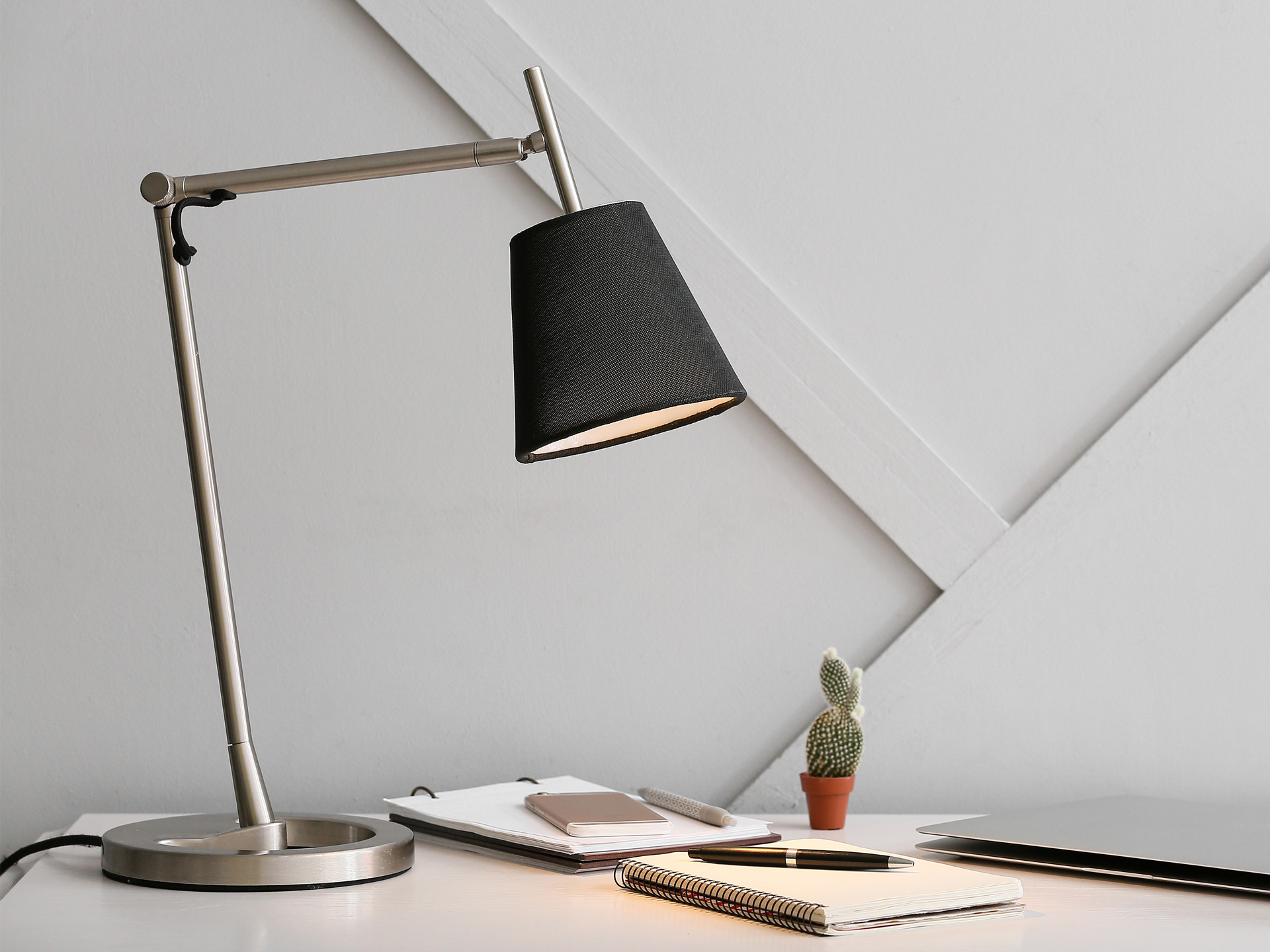 adjustable-desk-lamp-on-study-desk