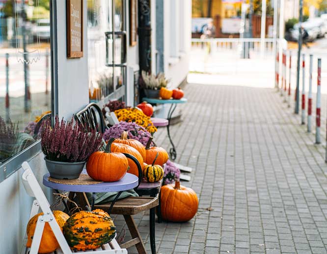 fall-storefront-decor