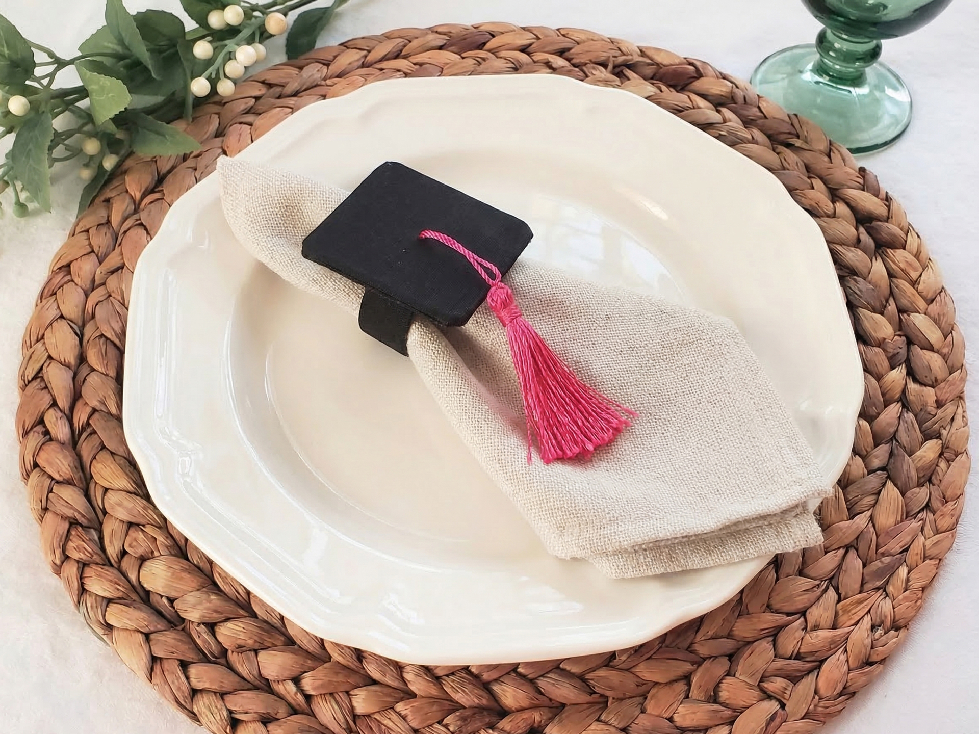 grad-party-napkin-decoration-with-a-mortarboard