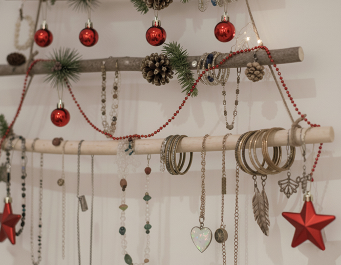 jewelry-hanging-from-christmas-tree
