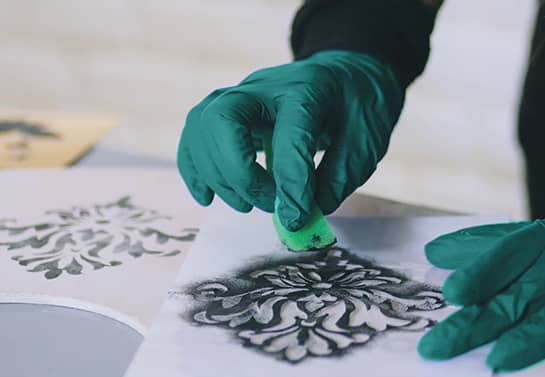 making wooden sign with stencil making-wooden-sign-with-stencil