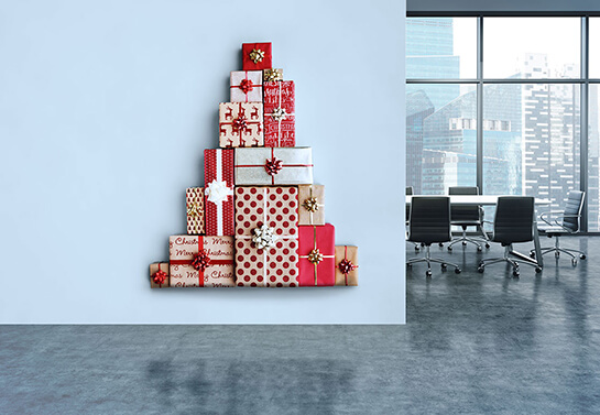 office-wall-christmas-decorating-idea-with-gifts